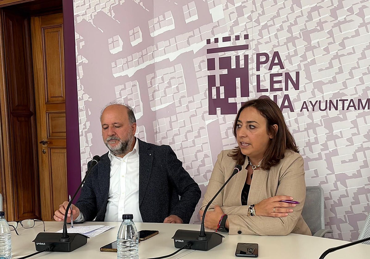 La alcaldesa de Palencia, Miriam Andrés, junto al concejal de Hacienda, Carlos Hernández