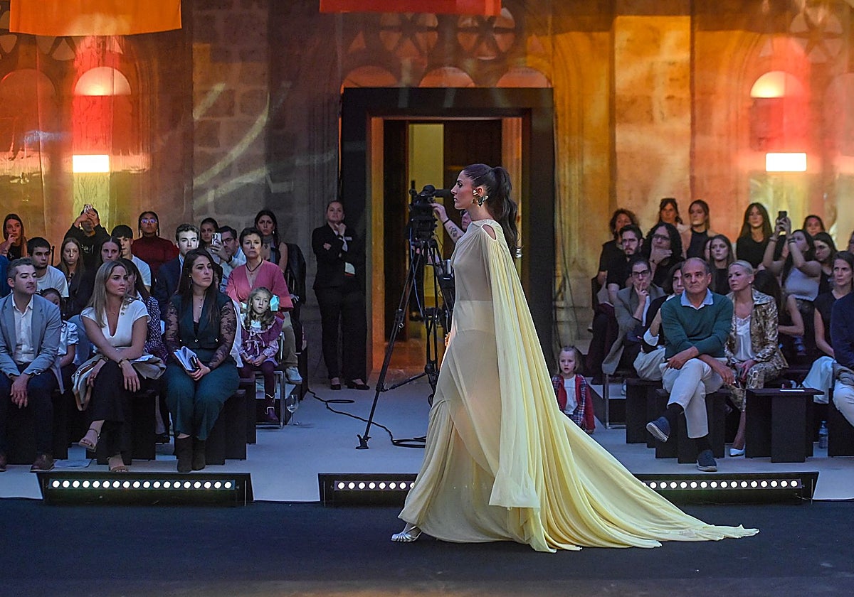 Desfile con una de las propuestas de Maria Lafuente en la jornada inaugural de la pasarela 'Uniendo Moda Castilla y León'