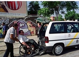 Toledo saca a subasta cuatro licencias de taxi adaptado por 600.000 euros con carácter indefinido