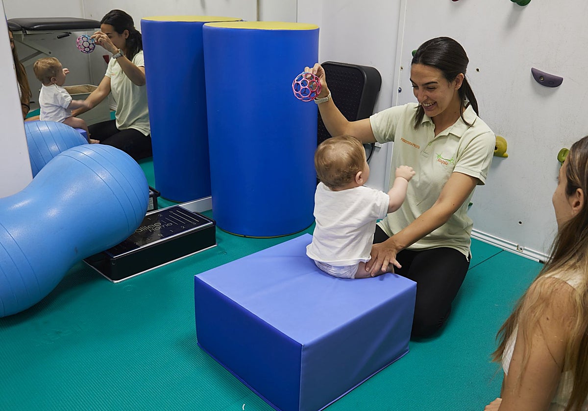 Un bebé recibe atención temprana en un centro concertado de Madrid