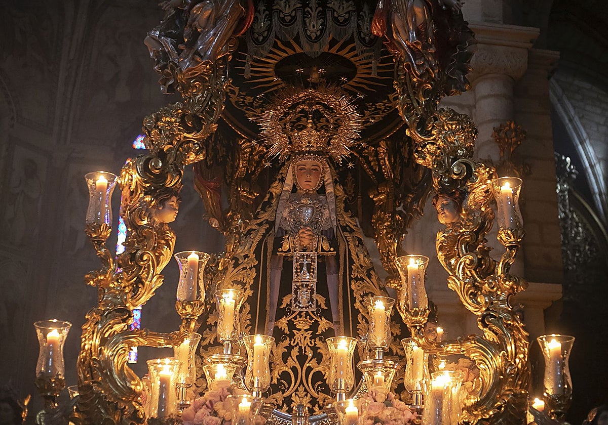 Tulipas del paso de las Trsitezas que llevarán las coronas de orfebrería