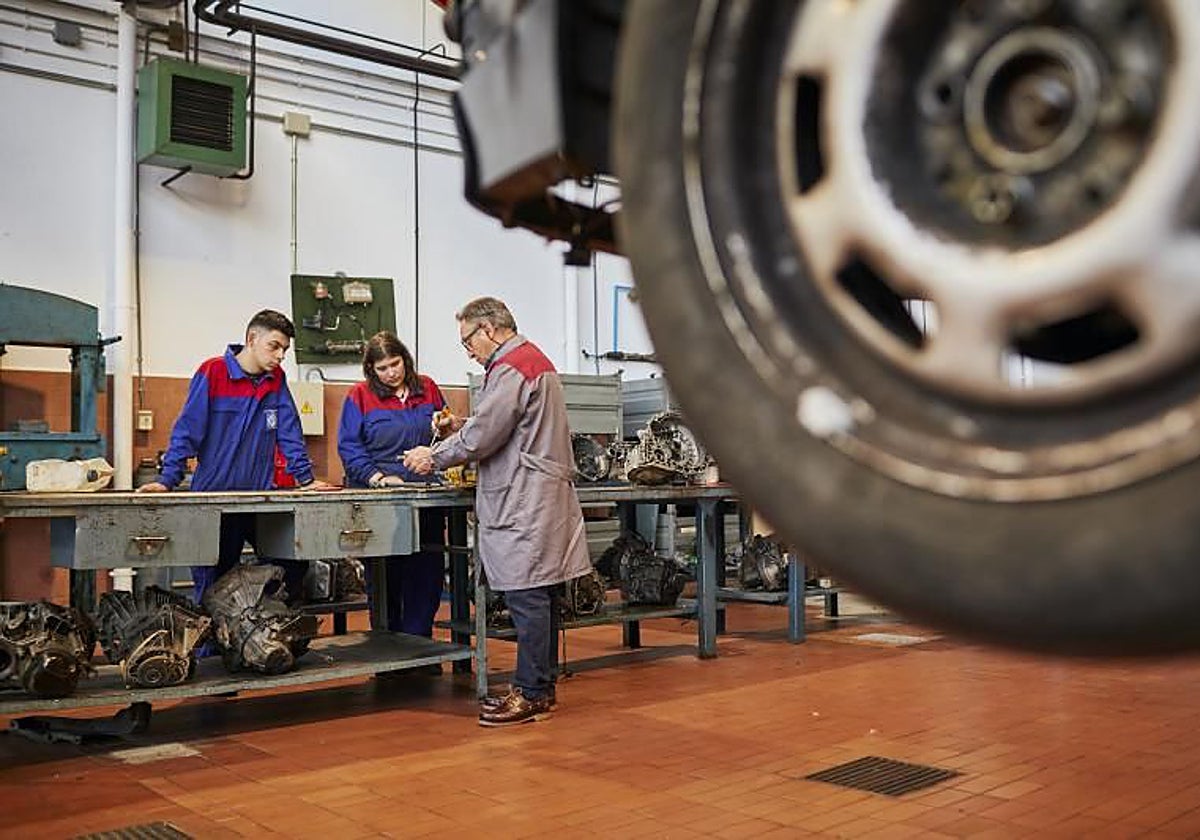 Alumnos de mecánica en un centro orensano (archivo)