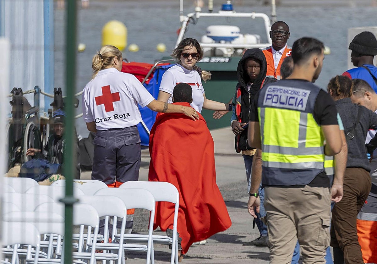 La Cruz Roja atendiendo a un menor recién llegado a la isla