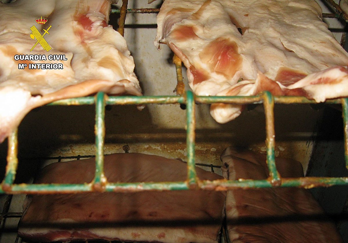 Las piezas de carne estaban colocadas sobre piezas metálicas oxidadas