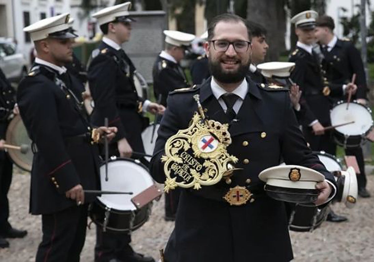 El director, Alberto Fernández, con músicos de la agrupación Cristo de Gracia, en una entrevista reciente