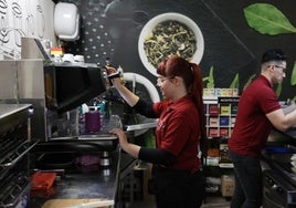 Trabajadores en un establecimiento de hostelería en Córdoba