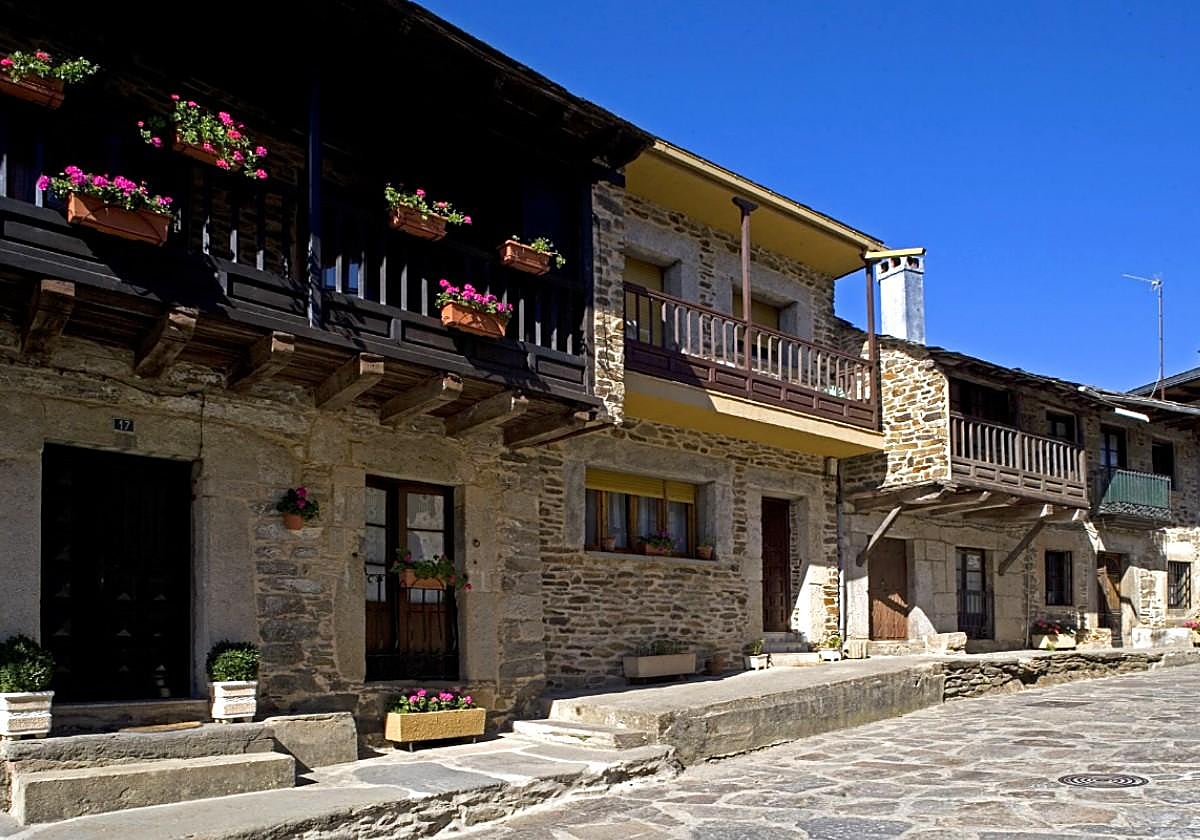 El pueblo más bonito de España para viajar en octubre está en Castilla y León, según National Geographic: cuál es, dónde está y sus mejores restaurantes