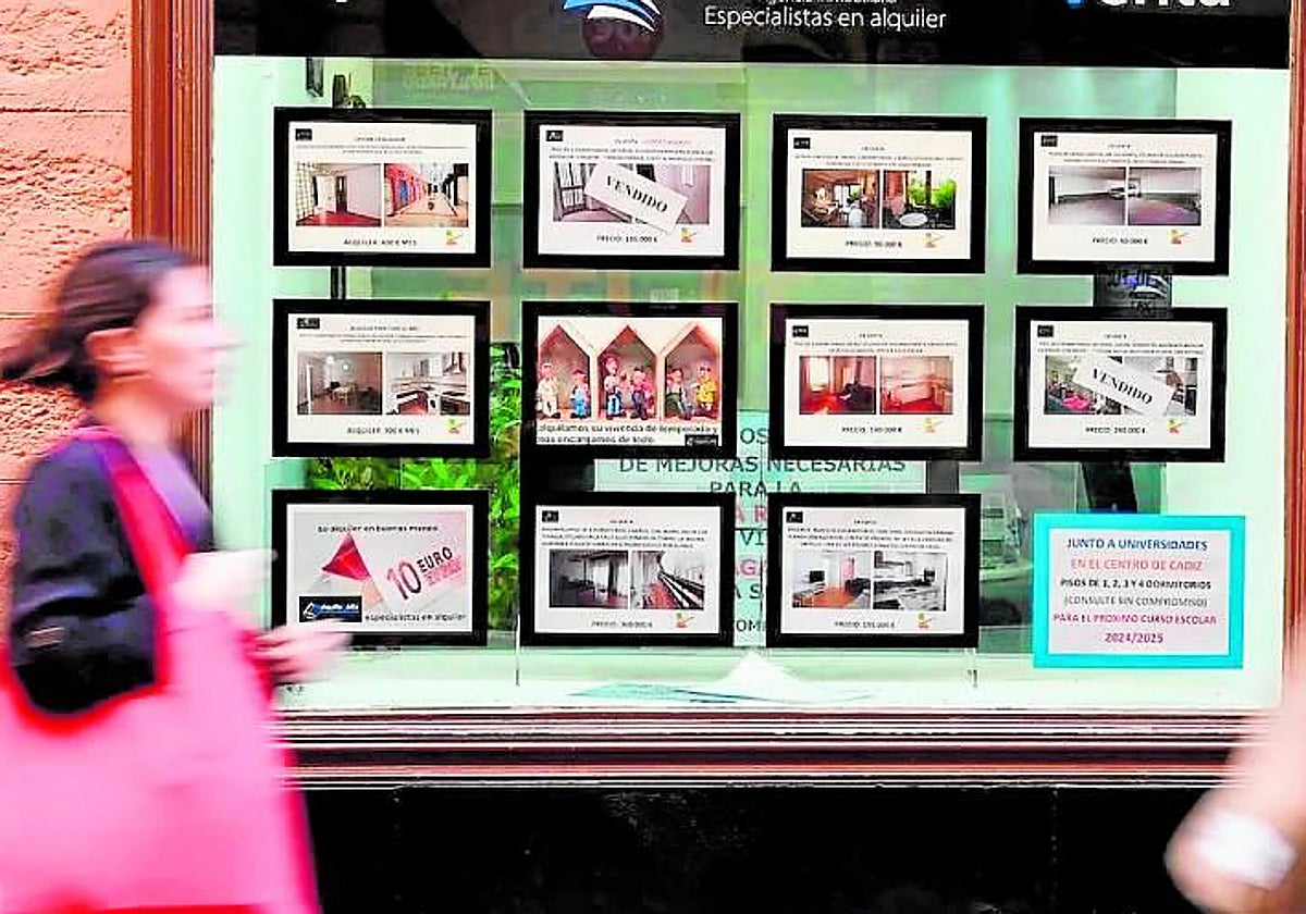 Anuncios de viviendas en una inmobiliaria, en una imagen de archivo