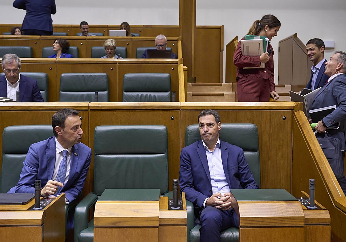 A la izquierda el vicelendakari, Mikel Torres (PSE), junto al lendakari, Imanol Pradales (PNV)