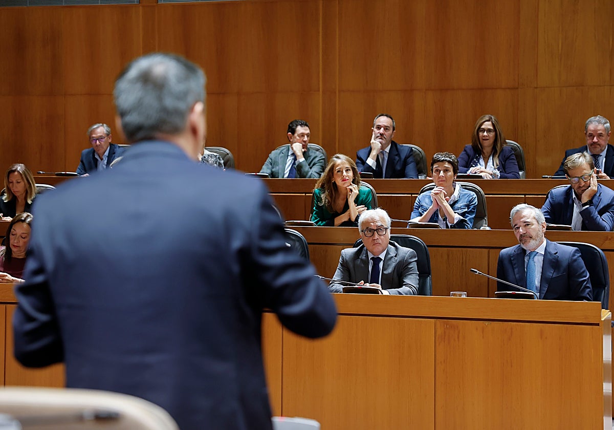 Fernando Sabés, de espaldas, se enzarza con el presidente de Aragón, Jorge Azcón, en la sesión de control al Gobierno maño celebrada este viernes en las Cortes de Aragón