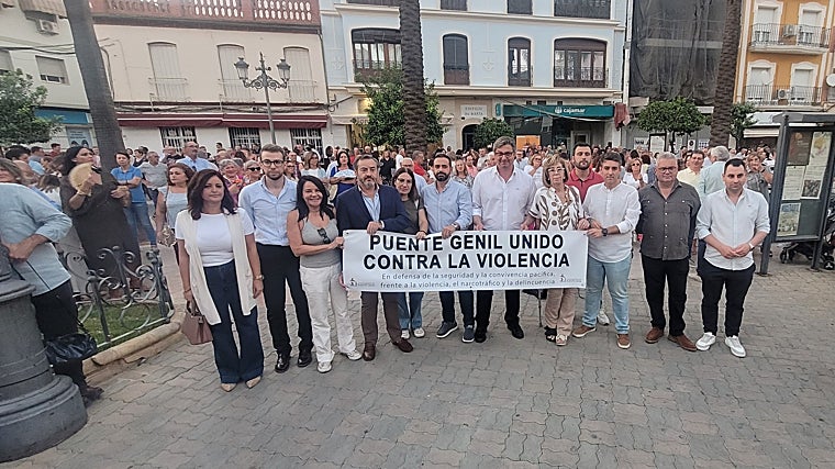 Cientos de vecinos se concentran en Puente Genil contra la violencia y en defensa de la seguridad