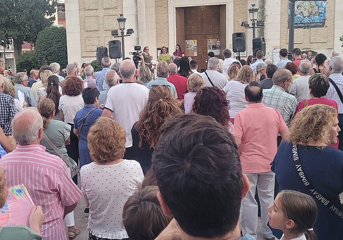 Vecinos de Puente Genil en la protesta de este viernes contra la violencia