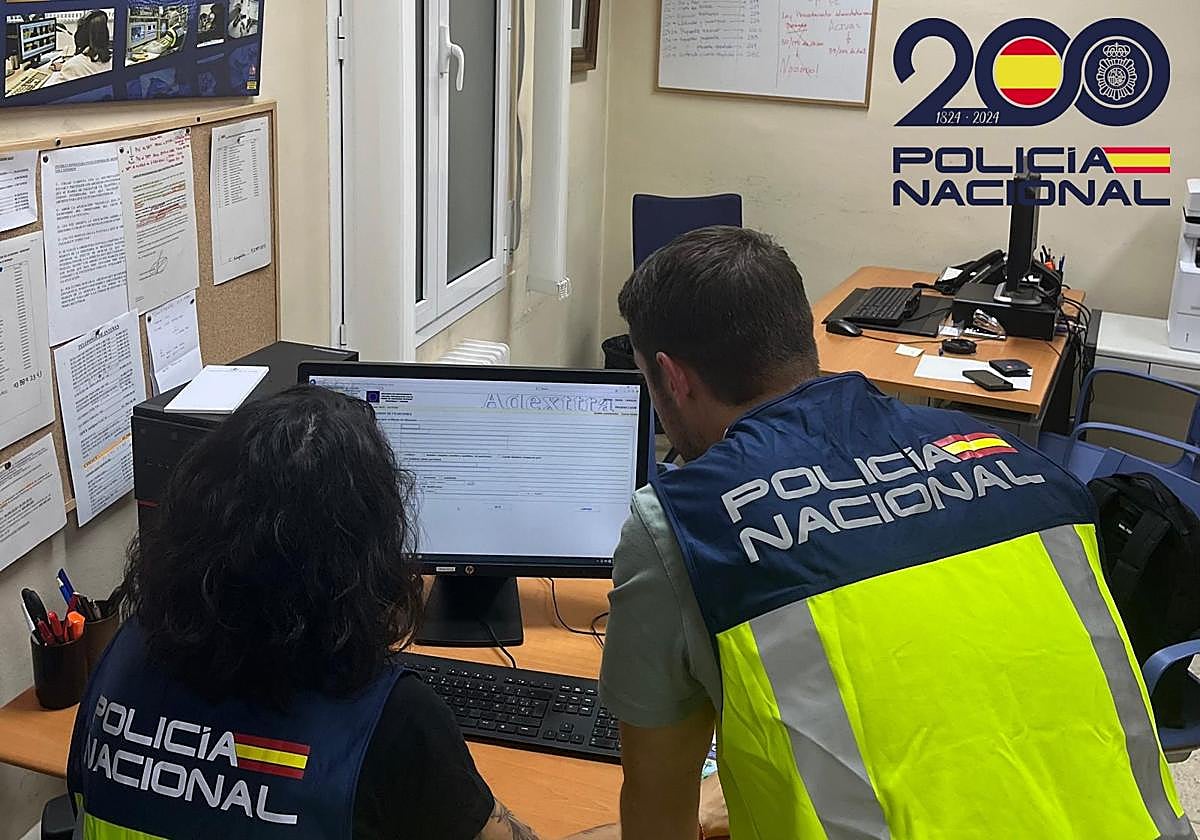 Agentes de la Policía Nacional revisan la documentación falsa.