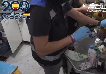 Cuatro detenidos y varias armas incautadas tras desmantelar un narcopiso en Puente de Vallecas