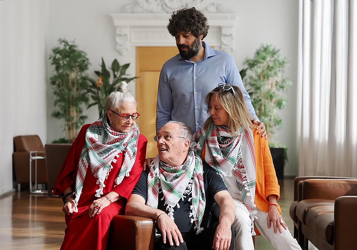 Los intérpretes, junto al director del Teatro Calderón, durante la presentación del montaje