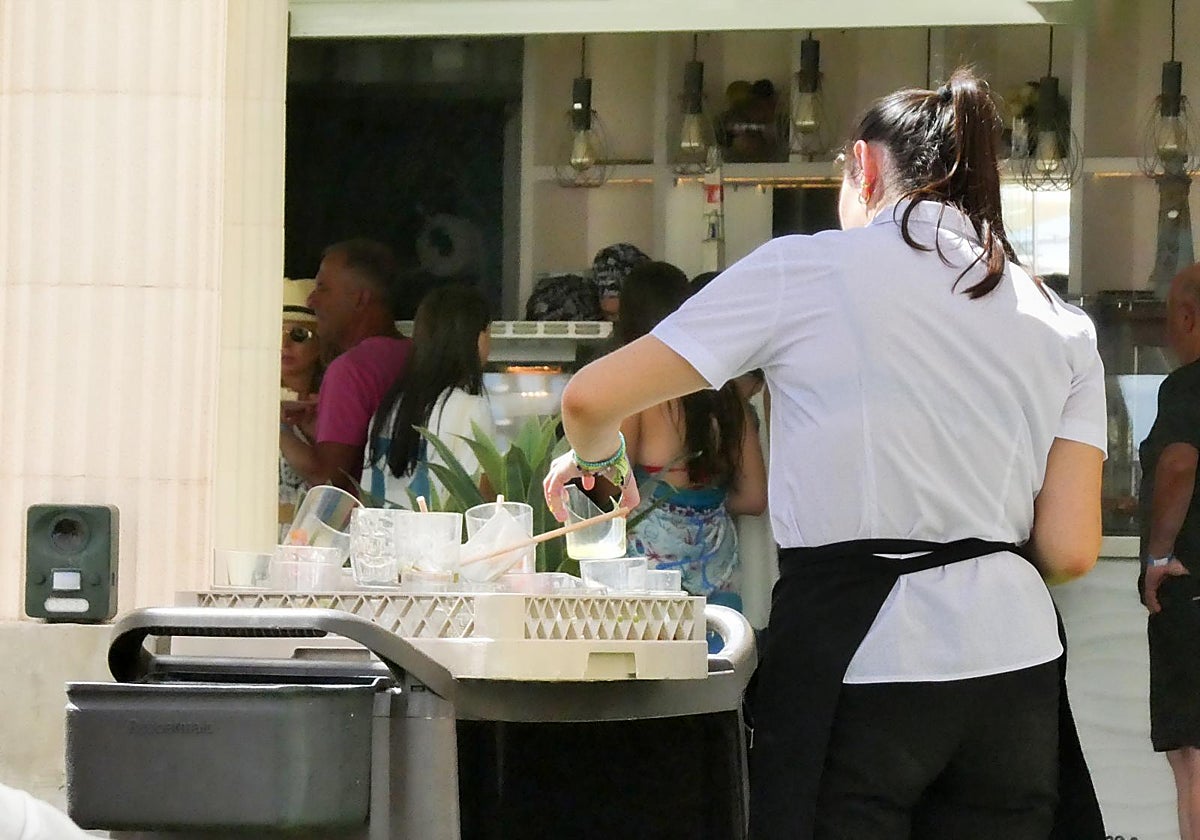 Una camarera trabaja en un establecimiento de hostelería, en imagen de archivo