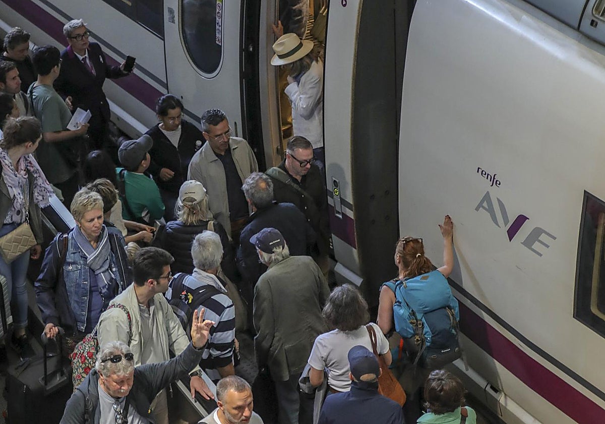 Viajeros afectados por retrasos agolpados en un andén del AVE en la estación de Santa Justa de Sevilla el pasado 5 de mayo