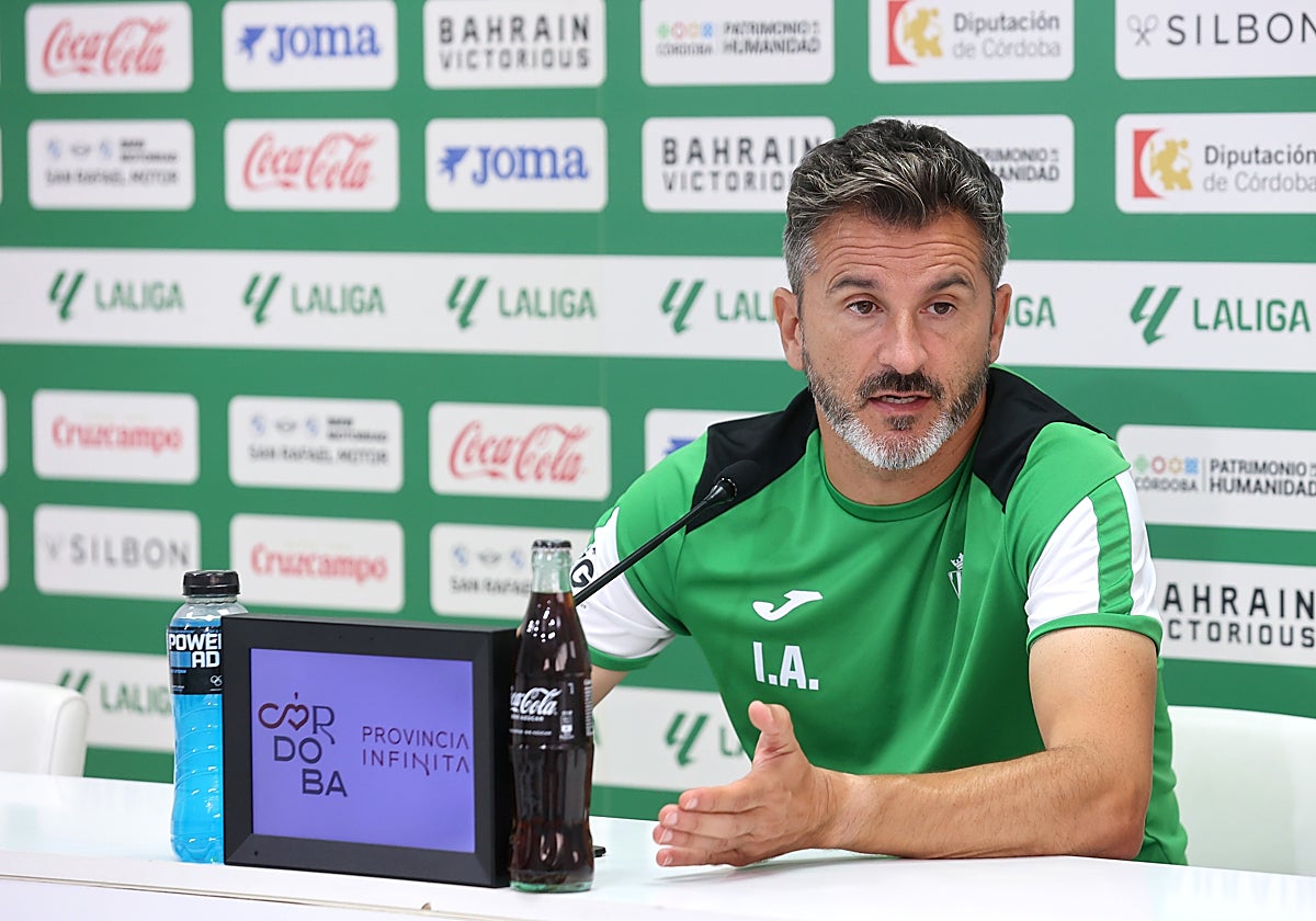 Iván Ania responde a una pregunta durante una rueda de prensa de esta temporada