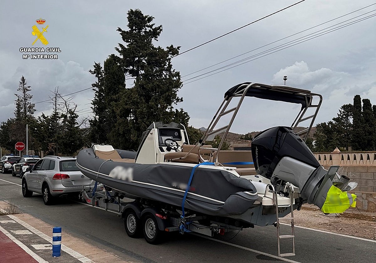 Imagen de la lancha remolcada