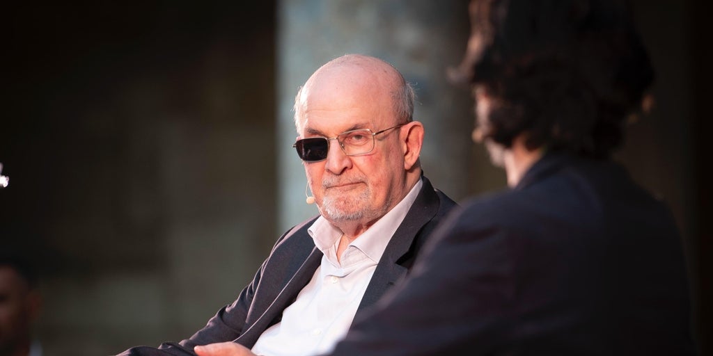 Salman Rushdie reivindica el humor como «lo que nos distingue de los tiranos, que no lo tienen»