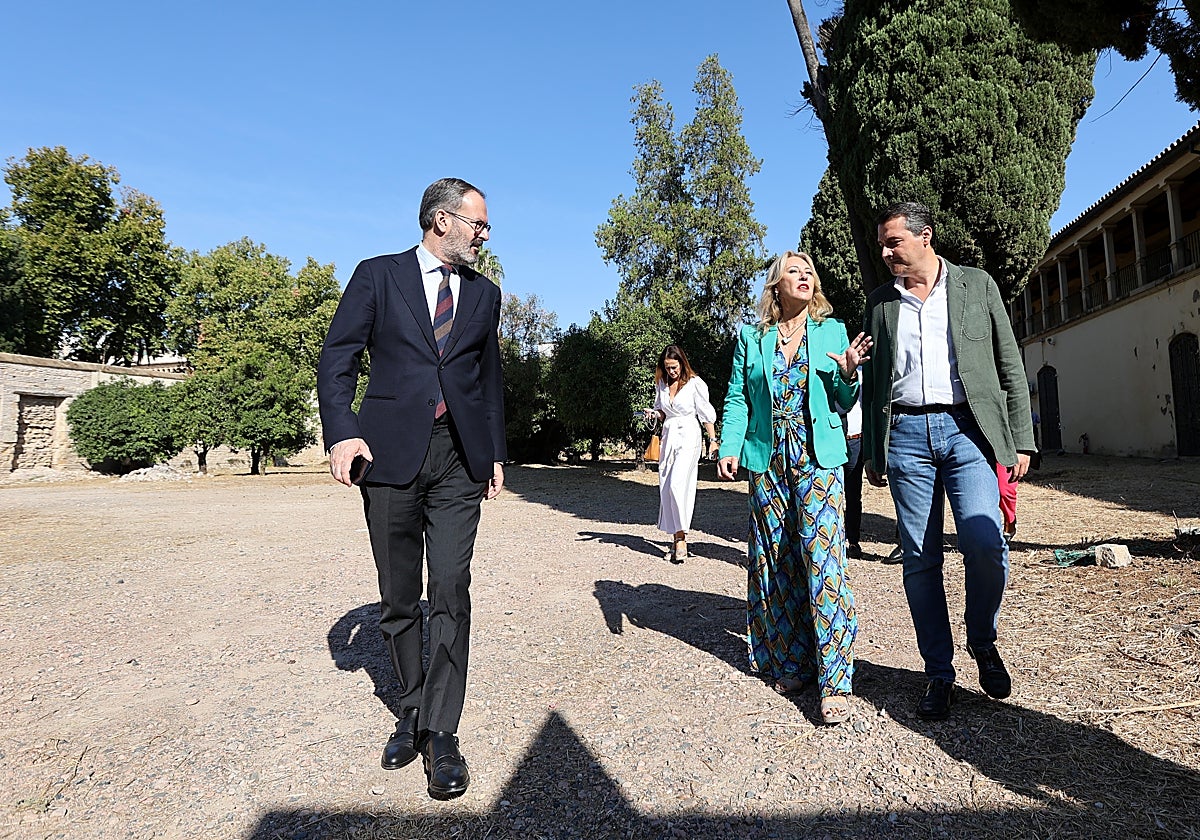 El delegado de la Junta, la consejera de Economía y el alcalde, este viernes en Campo Santo de los Mártires
