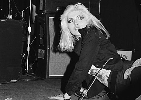 Imagen secundaria 1 - Arriba, Stiv Bators. Abajo, Blondie y la portada de 'Disparos en la oscuridad' (ed. Liburuak)