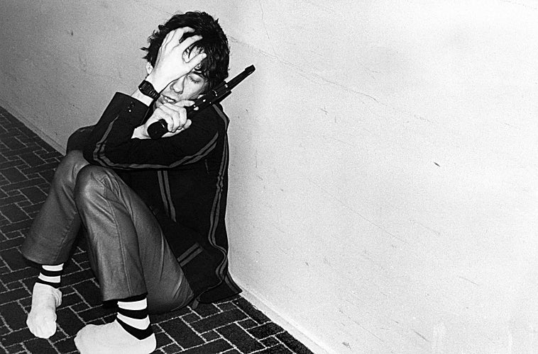 Imagen principal - Arriba, Stiv Bators. Abajo, Blondie y la portada de 'Disparos en la oscuridad' (ed. Liburuak)