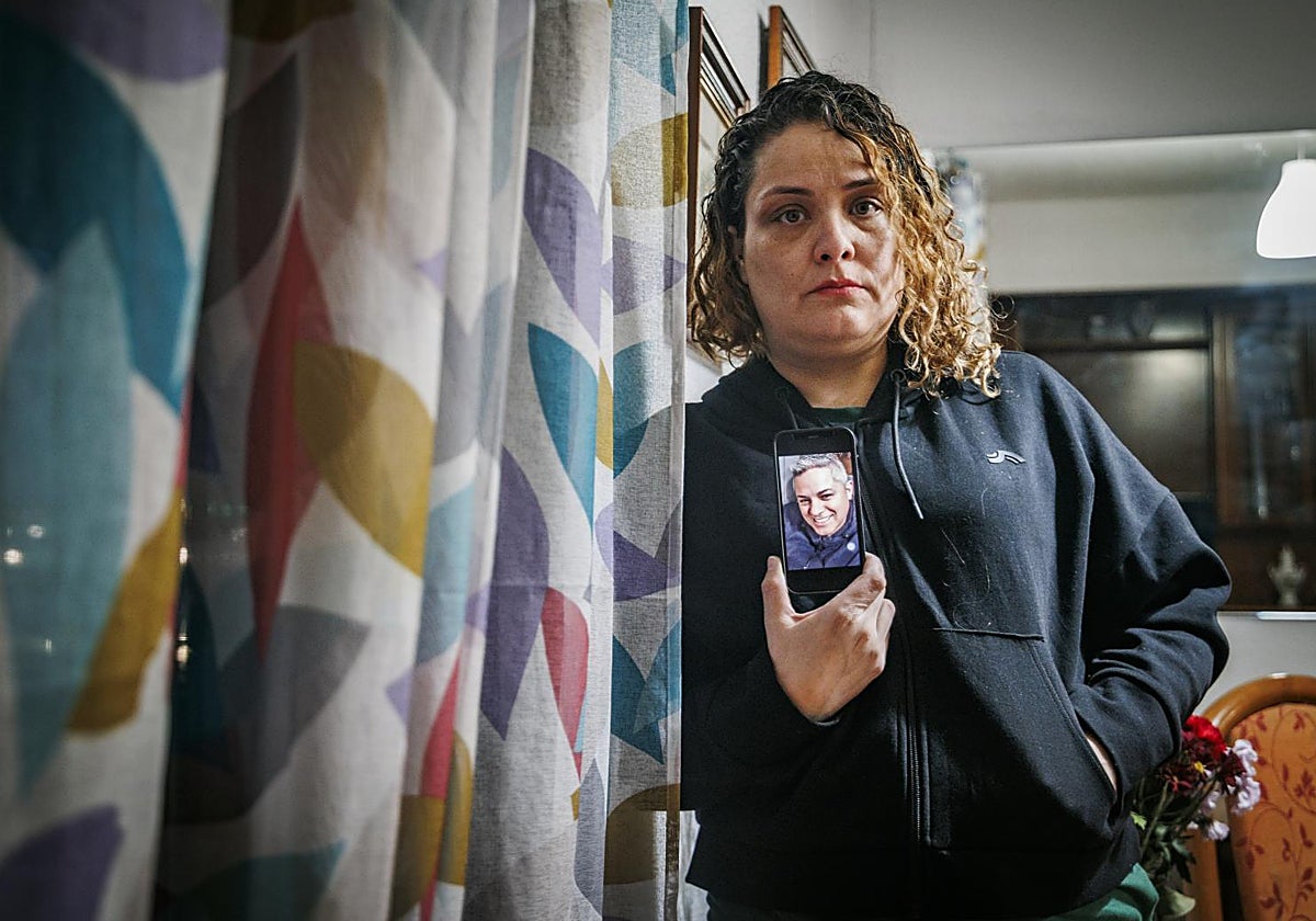 Mariu muestra una foto de Fabio, uno de los fallecidos en la explosión de Vallecas