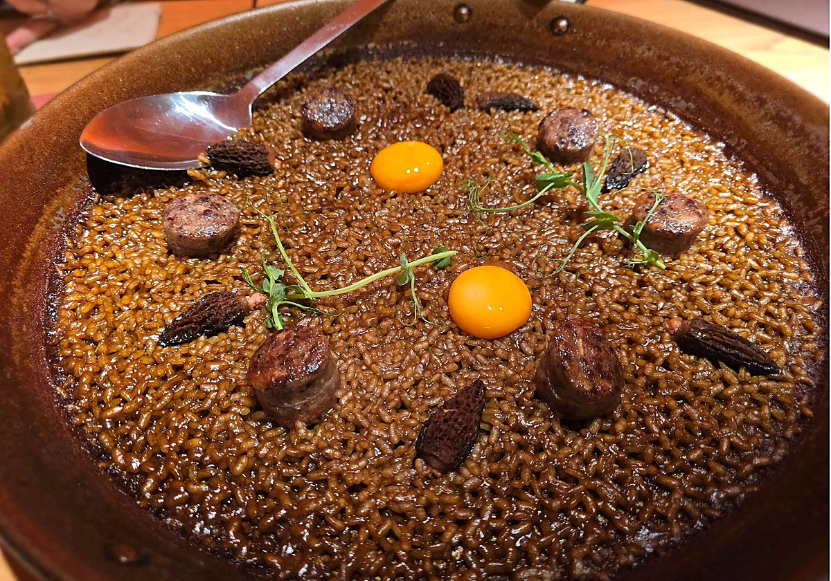 Una de las novedades es el arroz de butifarra del perol con yema curada y colmenillas rellenas de foie que sorprendentemente estallan en la boca del comensal