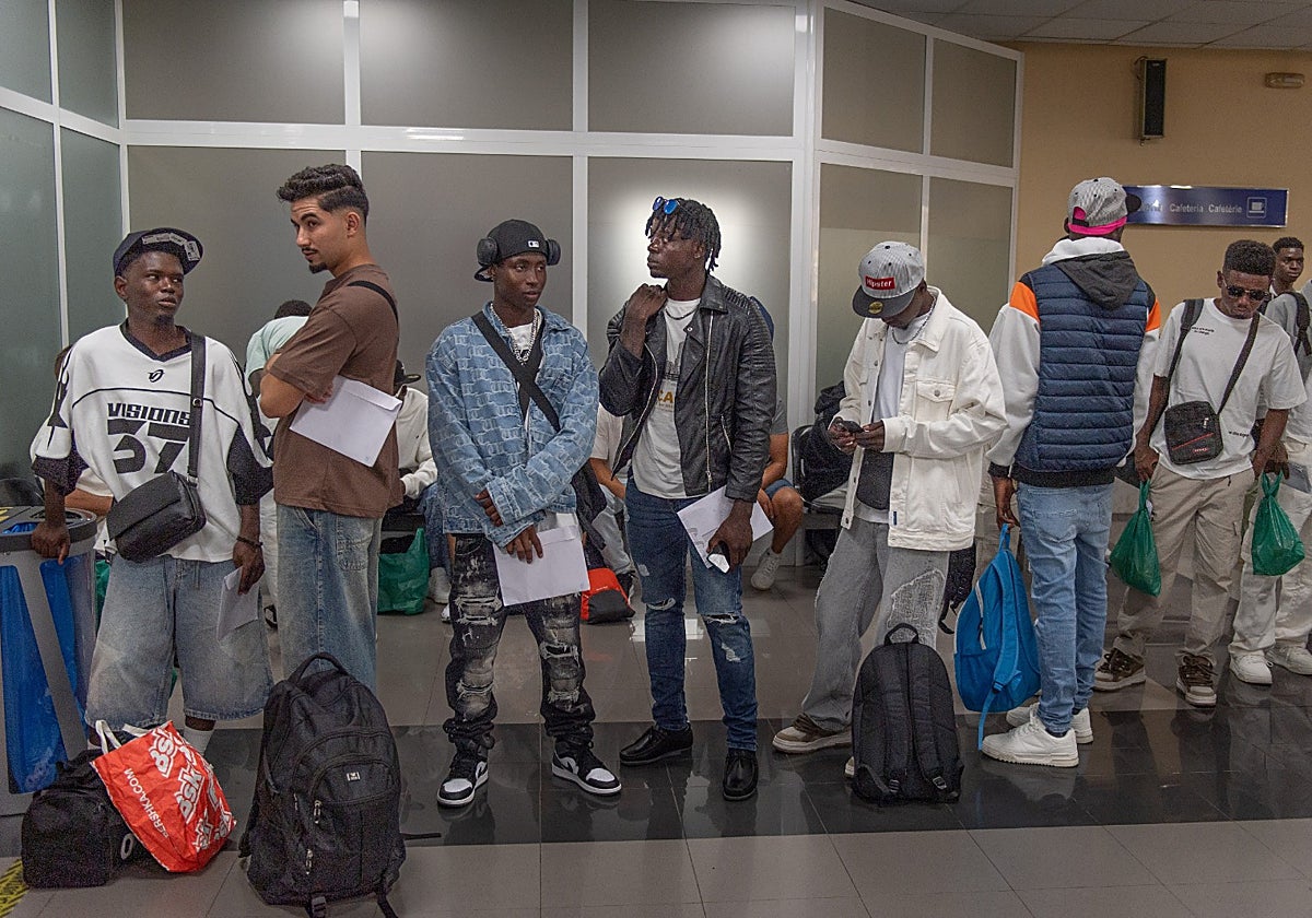 Un grupo de inmigrantes en el aeropuerto