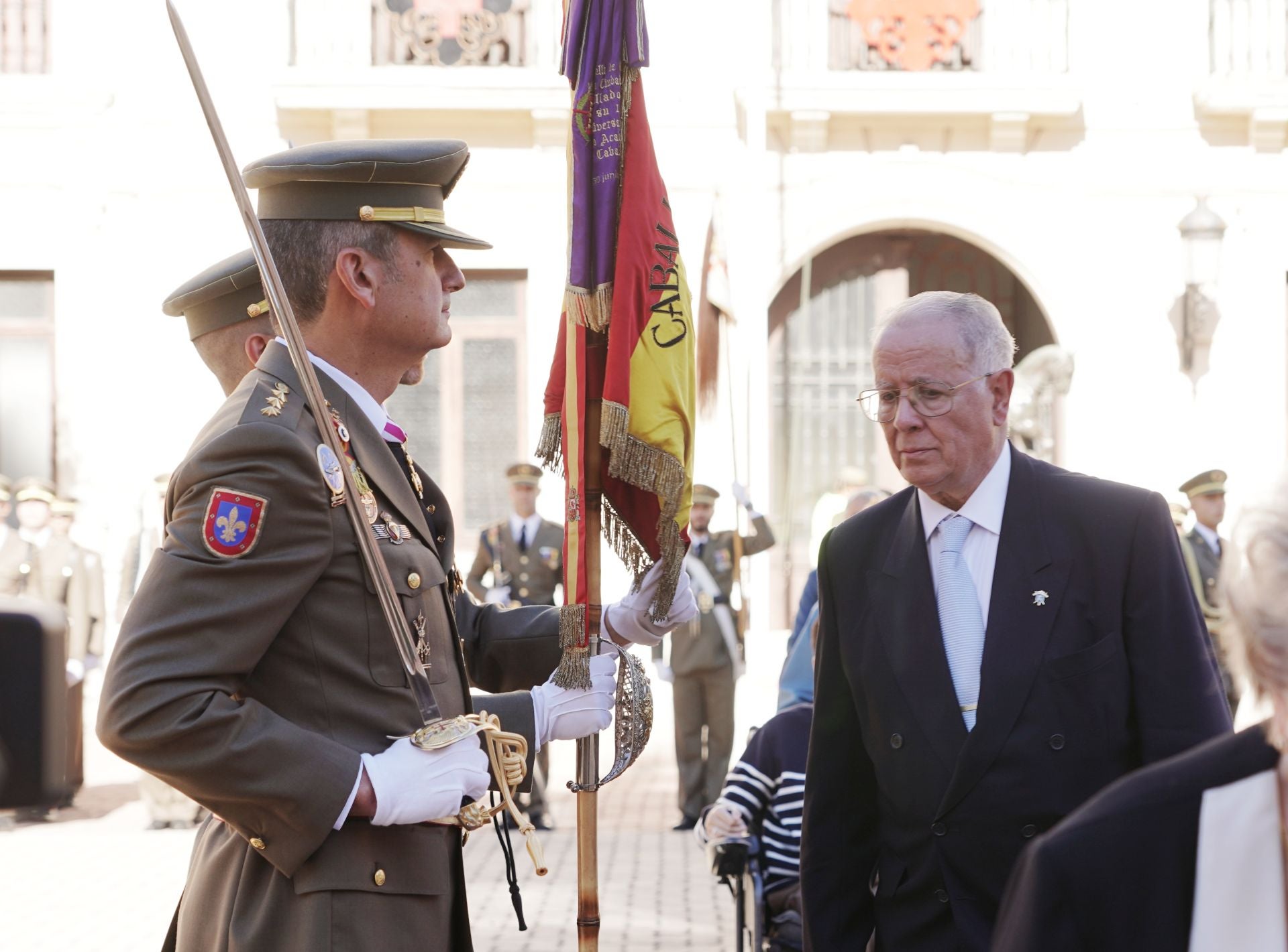 Las imágenes de la jura de bandera civil por los 175 años de la Academia de Caballería de Valladolid