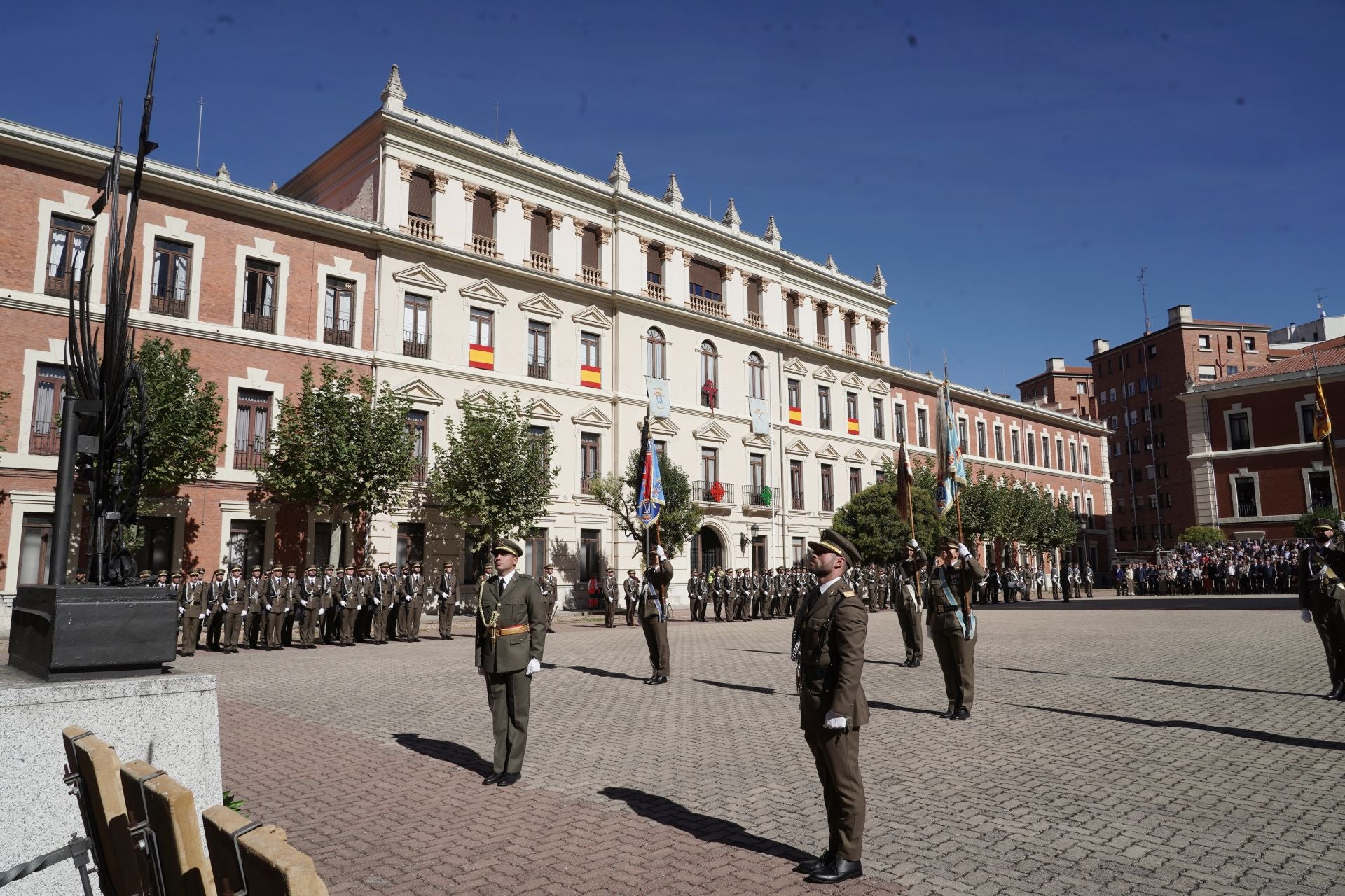 Las imágenes de la jura de bandera civil por los 175 años de la Academia de Caballería de Valladolid