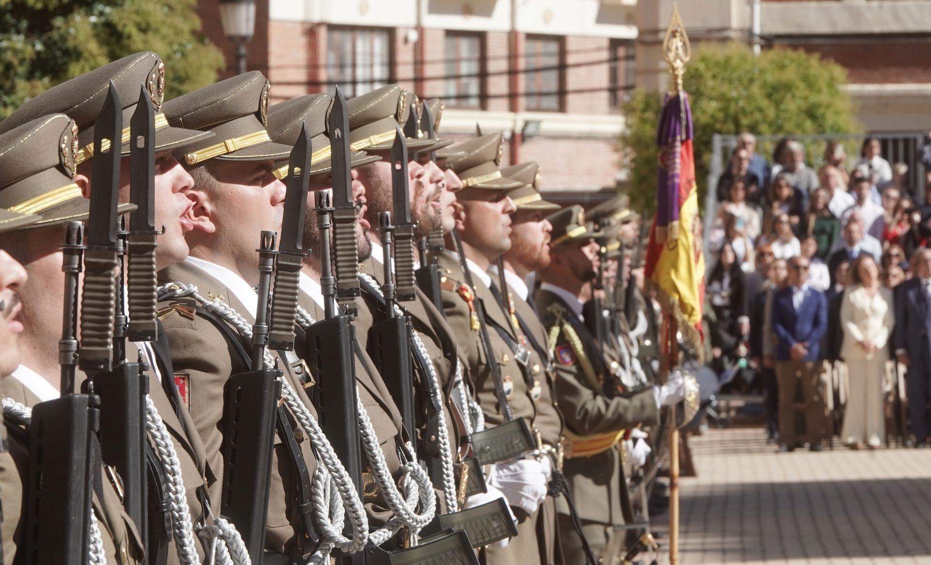 Las imágenes de la jura de bandera civil por los 175 años de la Academia de Caballería de Valladolid
