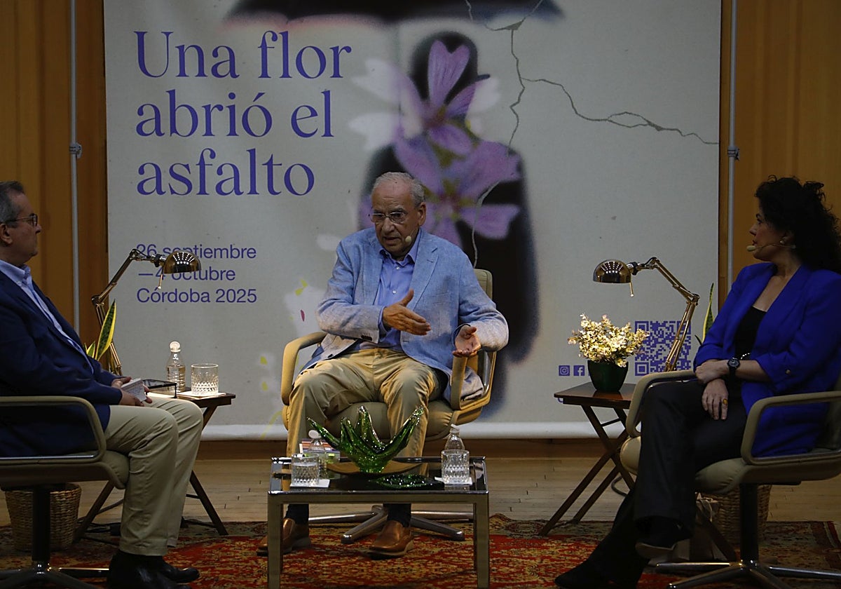 Alfonso Guerra, durante su intervención en Cosmopoética