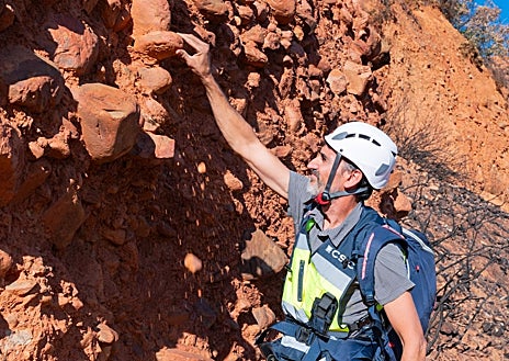 Imagen secundaria 1 - Profesionales del CSIC trabajando sobre el terreno en Las Médulas. A la derecha, la vida se abre paso en una zona quemada 