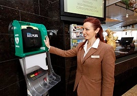 Los desfibriladores serán obligatorios en colegios, residencias, farmacias, oficinas, hoteles y edificios públicos