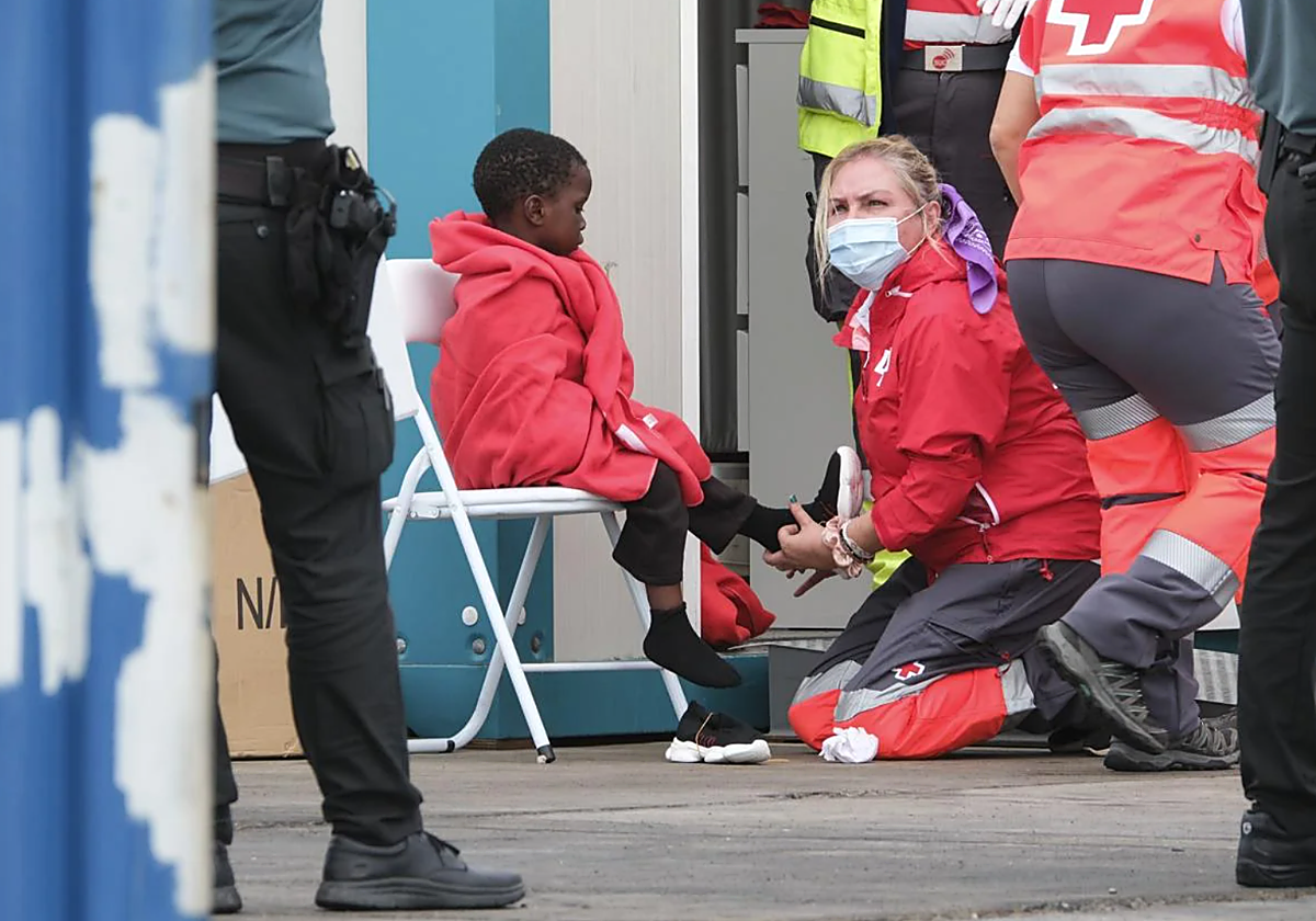 Un menor atendido en su llegada a La Restinga, El Hierro