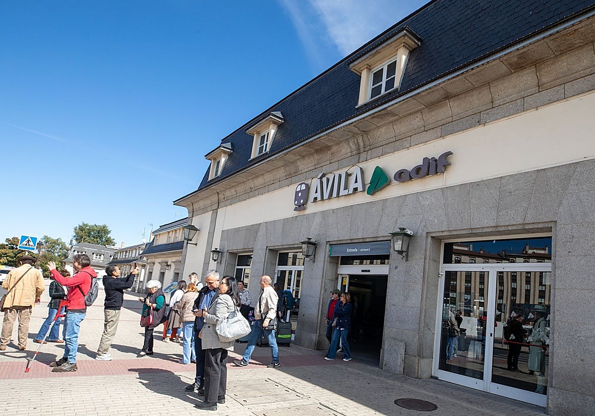 Puerta principal de la estación de Ávila, hace unos días
