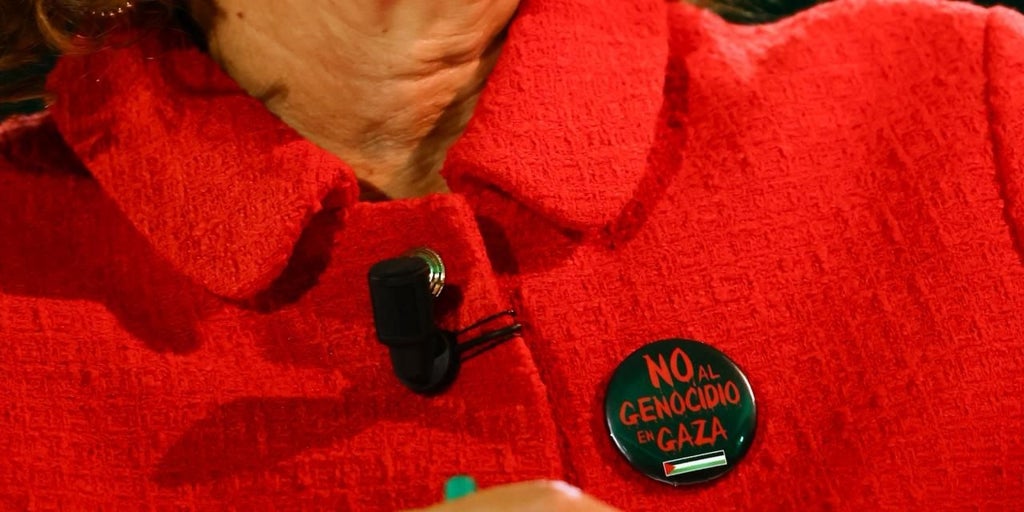 'No al genocidio en Gaza', la versión actualizada del 'no a la guerra', ya luce como chapa en las solapas socialistas