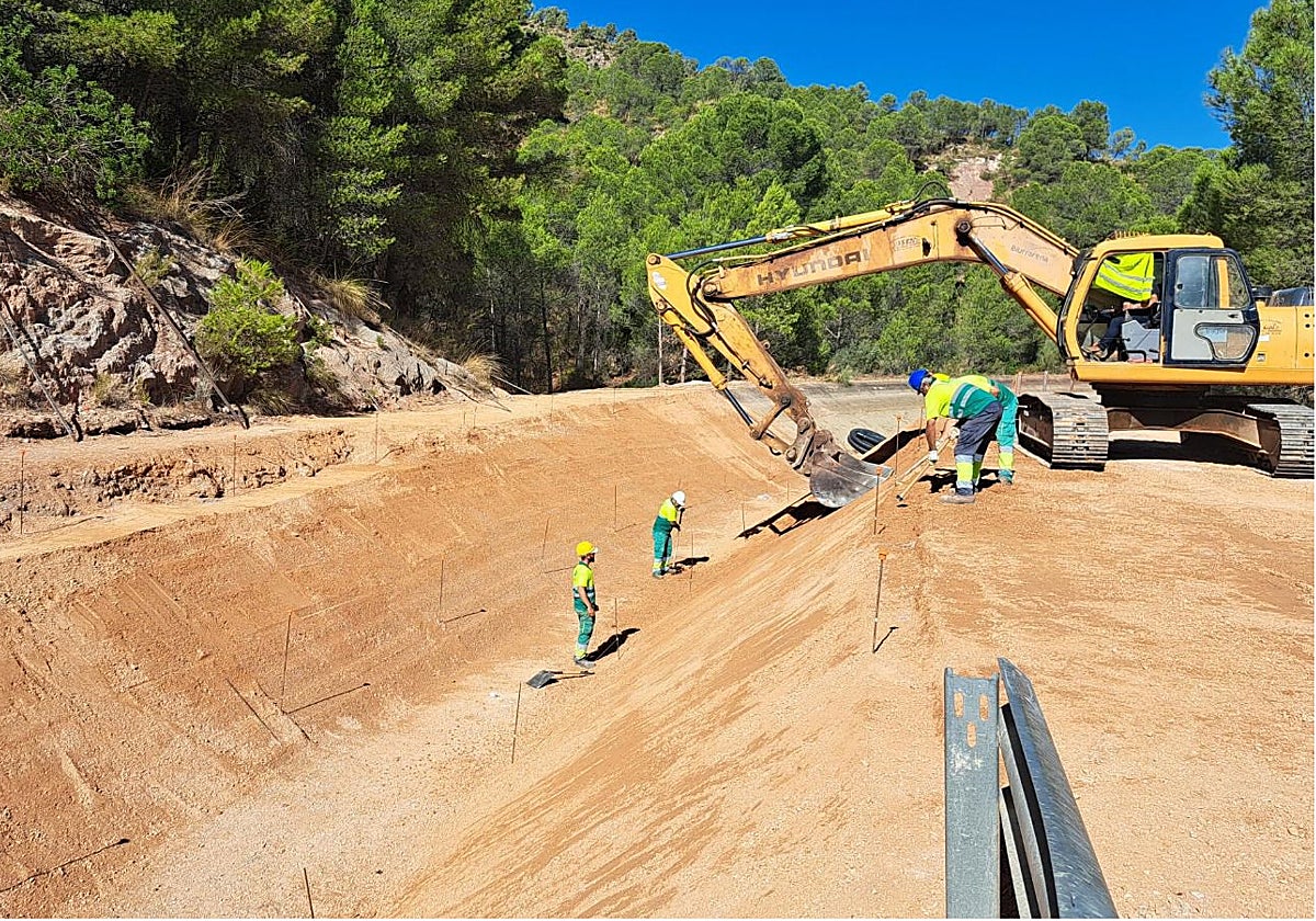 Obras en el canal del acueducto del trasvase Tajo-Segura, que han concluido esta semana
