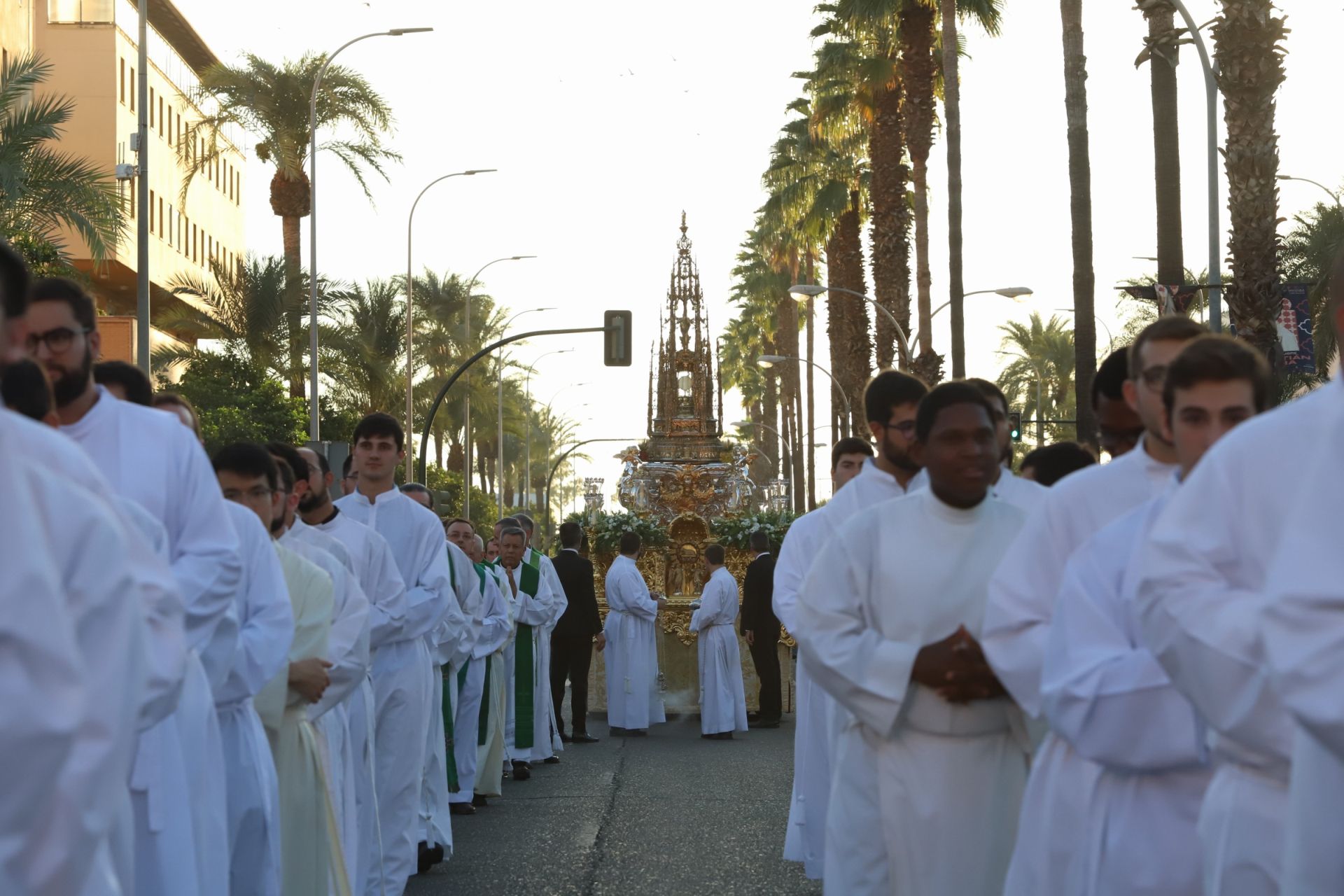 La multitudinaria procesión y la misa con Jesús Sacramentado en la Plaza de toros de Córdoba, en imágenes