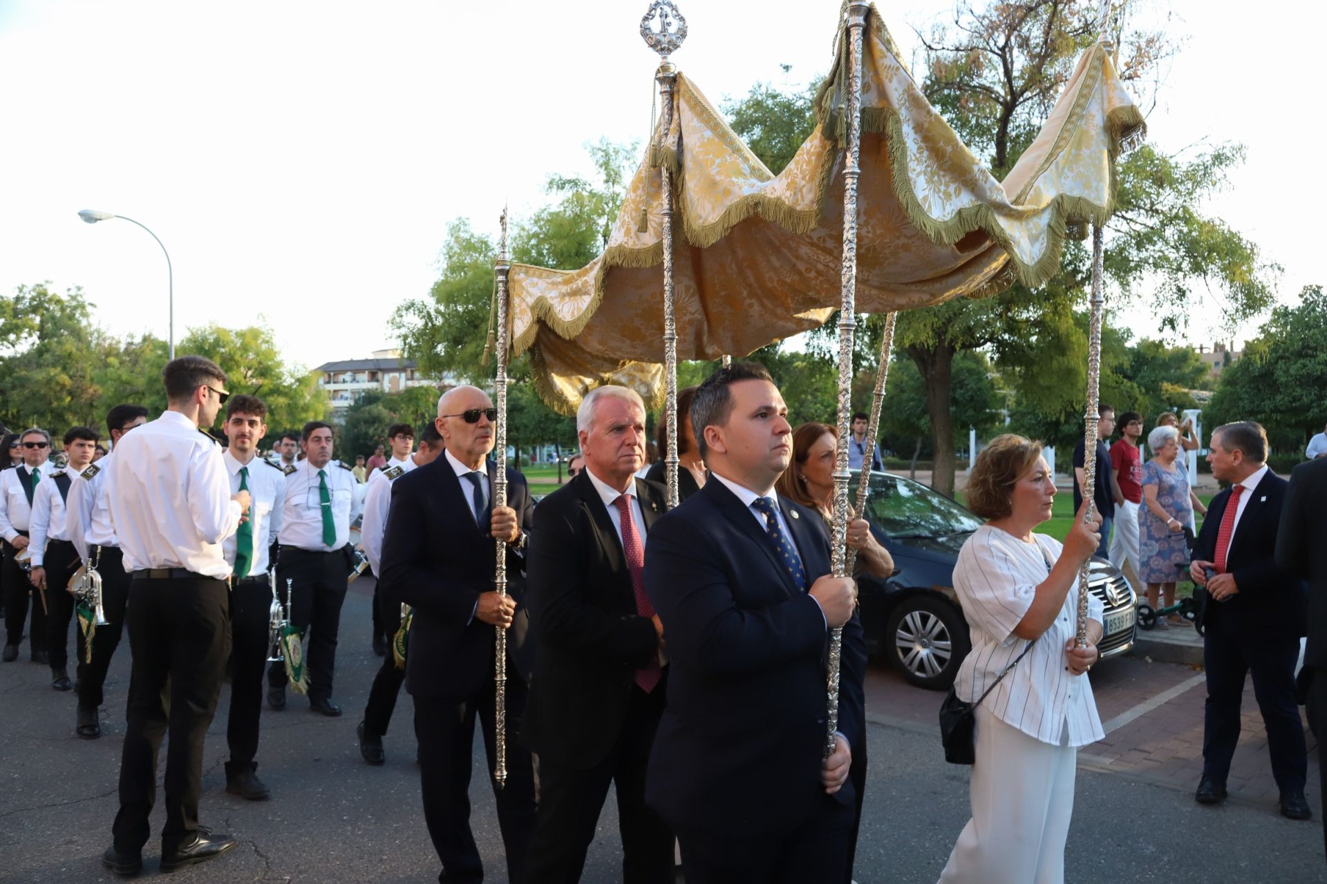 La multitudinaria procesión y la misa con Jesús Sacramentado en la Plaza de toros de Córdoba, en imágenes