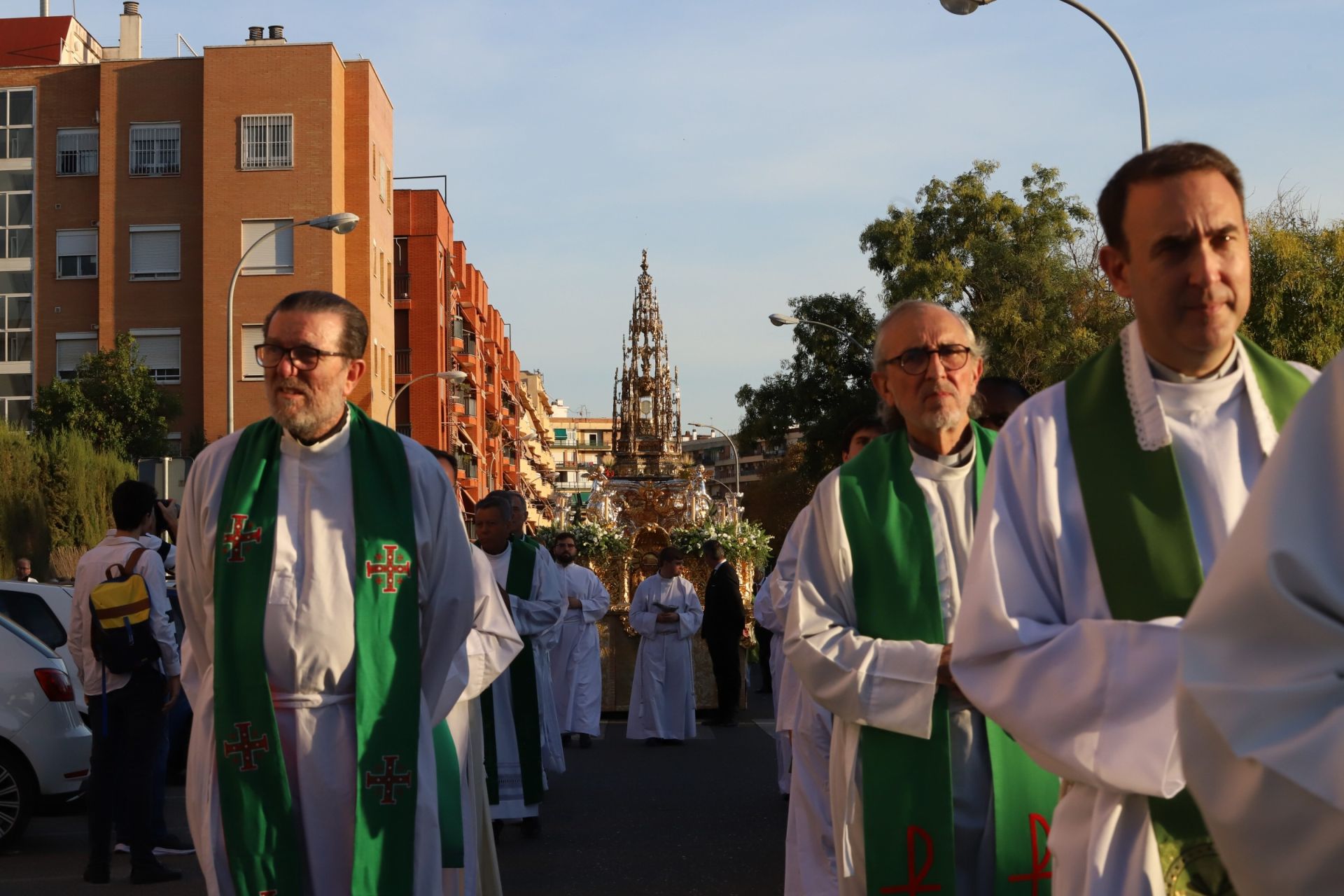 La multitudinaria procesión y la misa con Jesús Sacramentado en la Plaza de toros de Córdoba, en imágenes