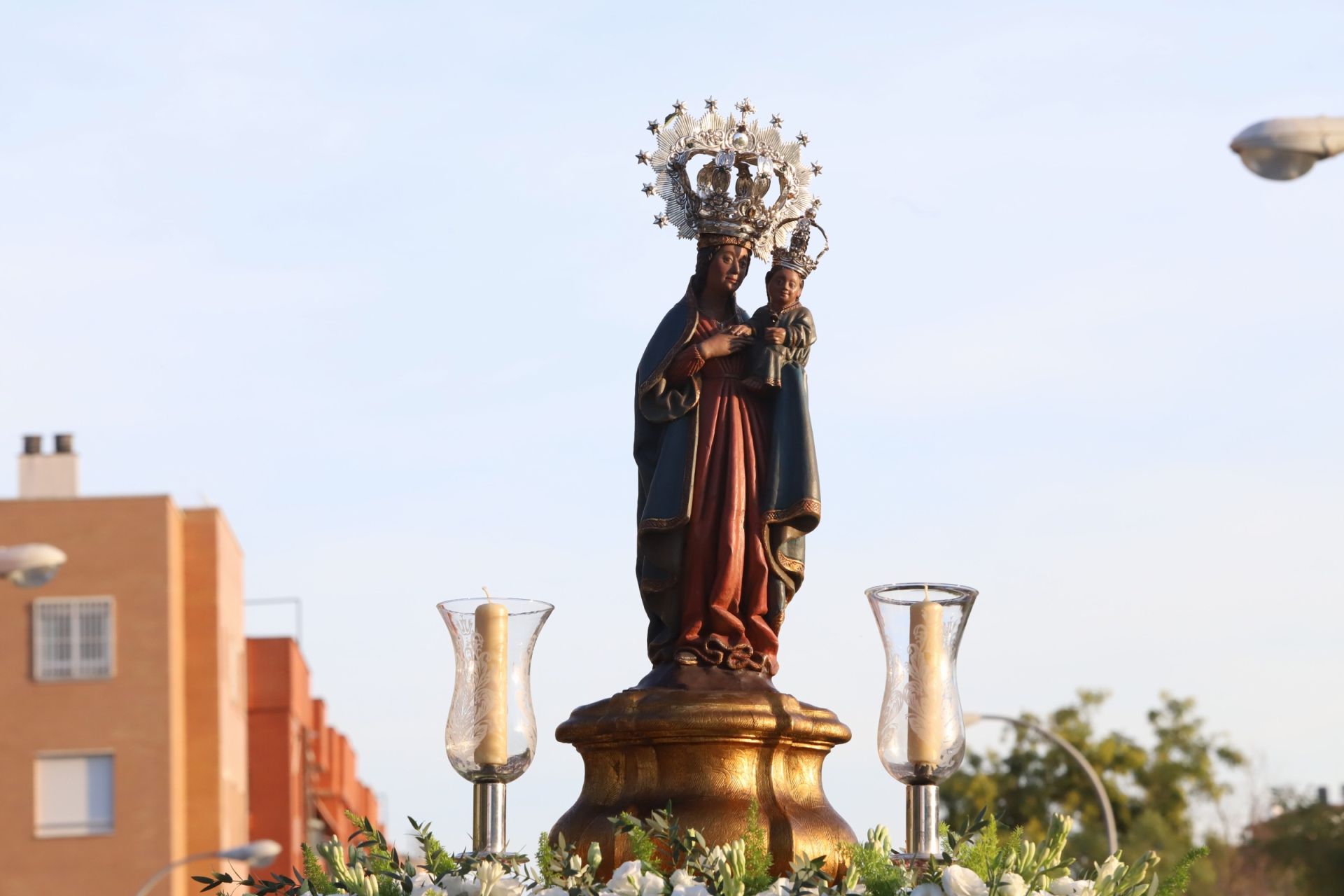 La multitudinaria procesión y la misa con Jesús Sacramentado en la Plaza de toros de Córdoba, en imágenes