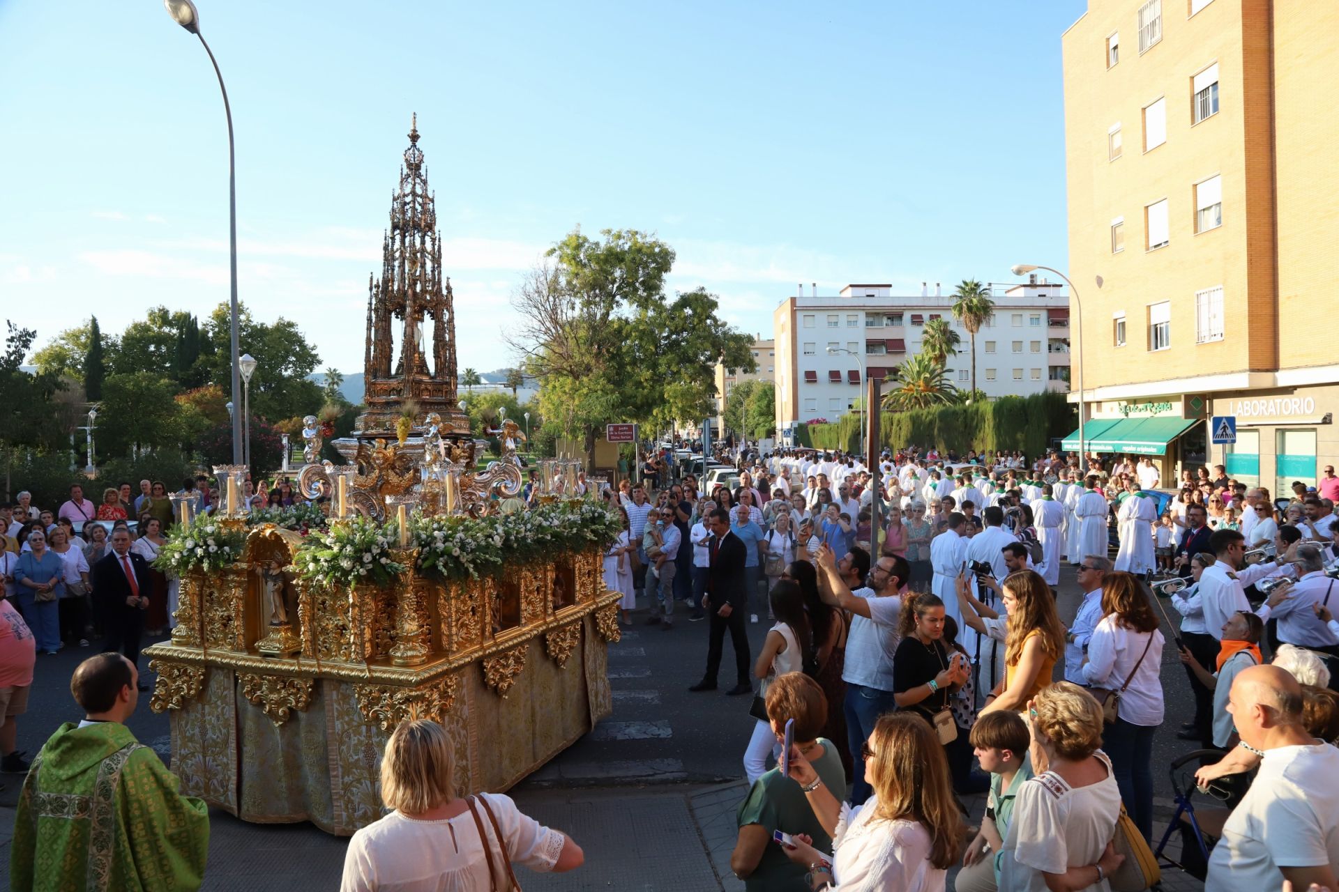 La multitudinaria procesión y la misa con Jesús Sacramentado en la Plaza de toros de Córdoba, en imágenes