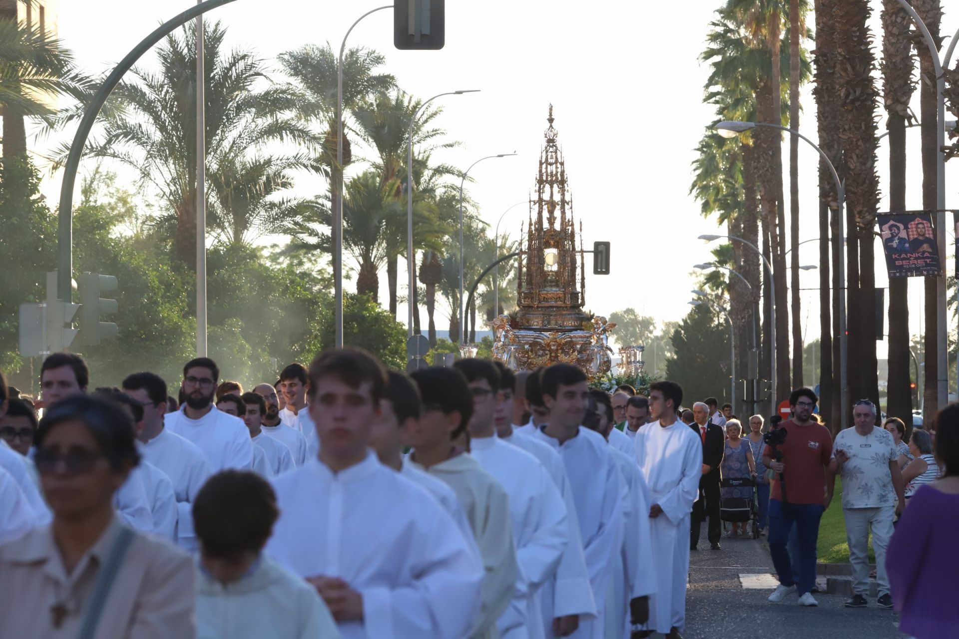 La multitudinaria procesión y la misa con Jesús Sacramentado en la Plaza de toros de Córdoba, en imágenes