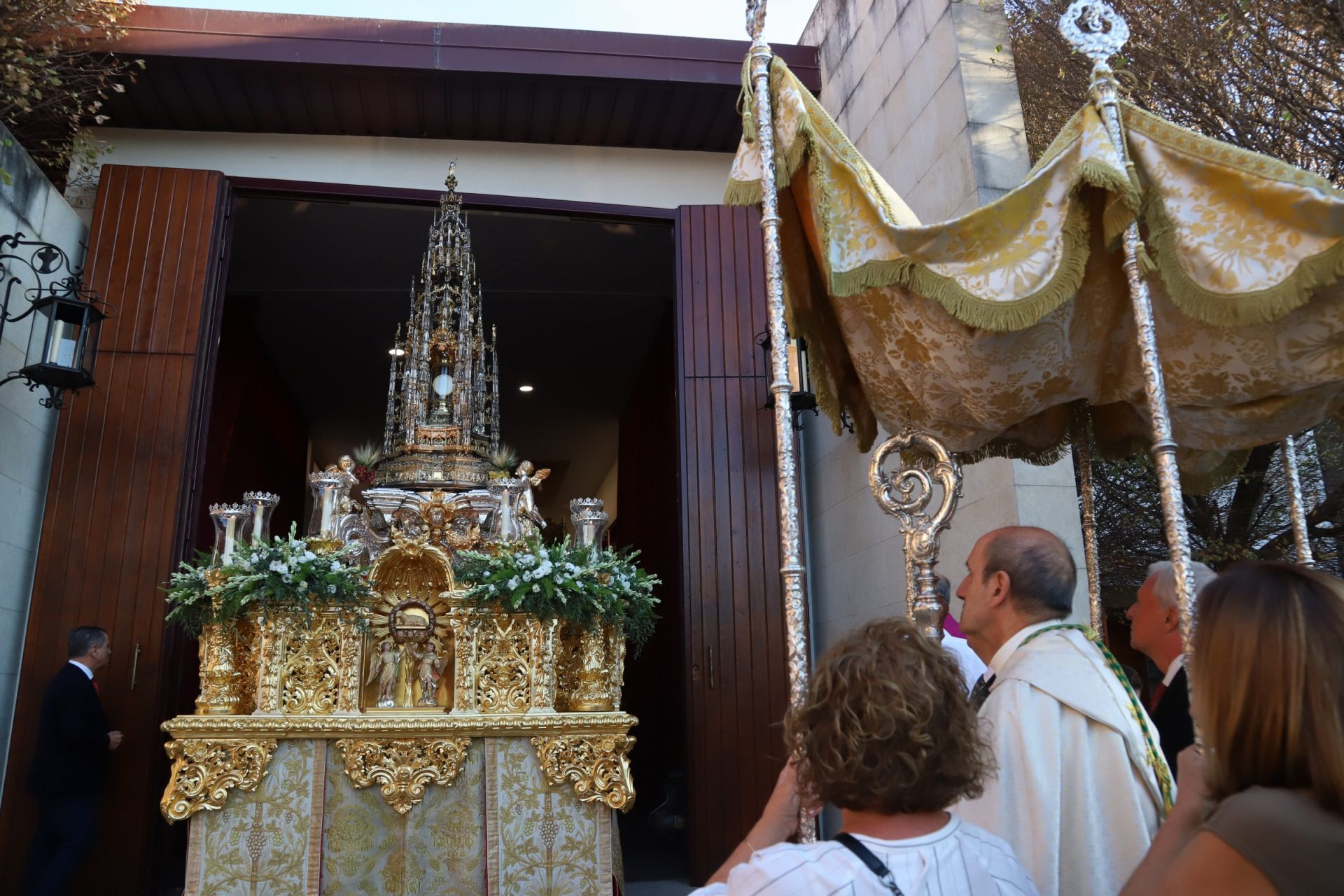 La multitudinaria procesión y la misa con Jesús Sacramentado en la Plaza de toros de Córdoba, en imágenes