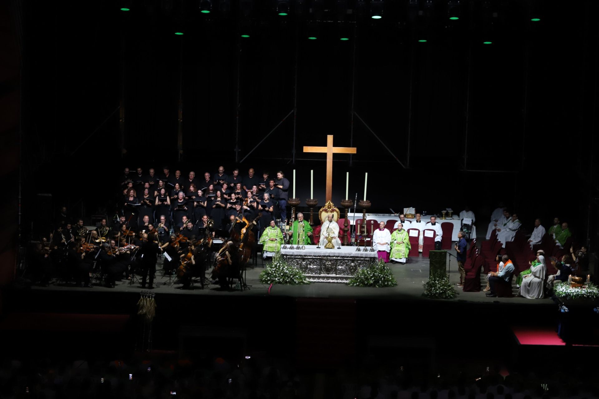 La multitudinaria procesión y la misa con Jesús Sacramentado en la Plaza de toros de Córdoba, en imágenes