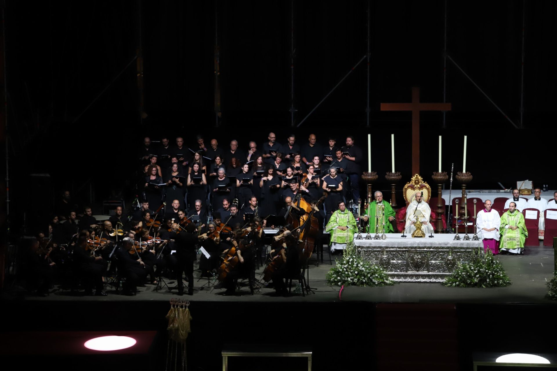 La multitudinaria procesión y la misa con Jesús Sacramentado en la Plaza de toros de Córdoba, en imágenes