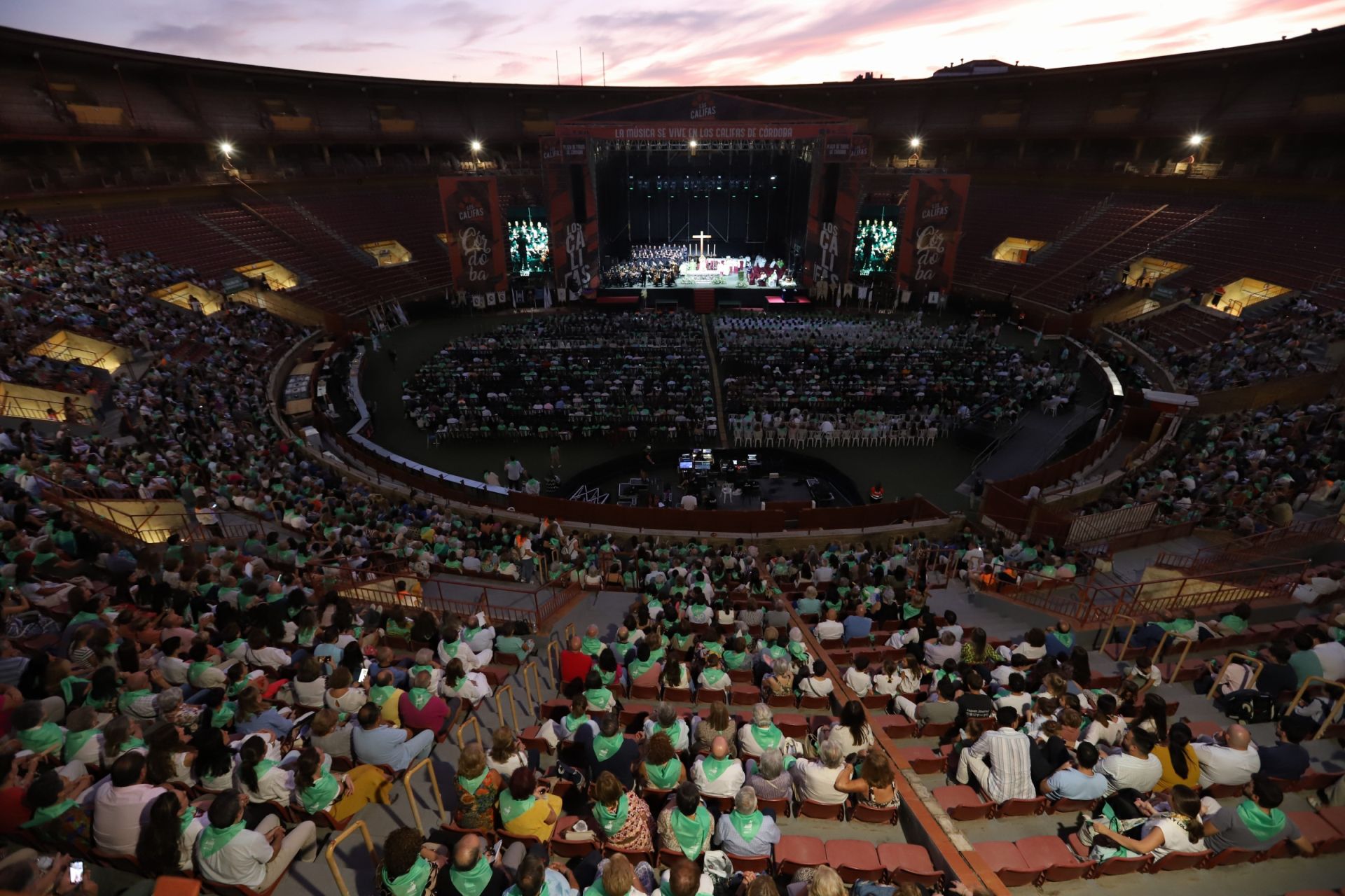 La multitudinaria procesión y la misa con Jesús Sacramentado en la Plaza de toros de Córdoba, en imágenes